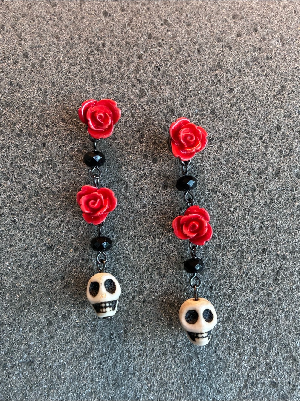 Skull Rose Dangle Earrings Red Black Stone Skull Gothic Día de los Muertos